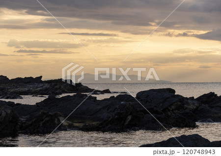 城ヶ島の夕暮れ時の地磯の景色 120748943