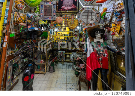 メキシコ・グアナファトのイダルゴ市場 120749095