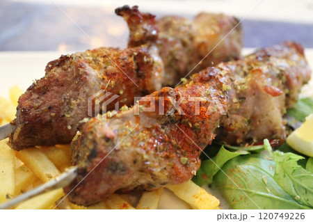 ギリシャ料理 豚肉のスブラキ(串焼き) ギリシャ料理 豚肉のスブラキ(串焼き) 120749226