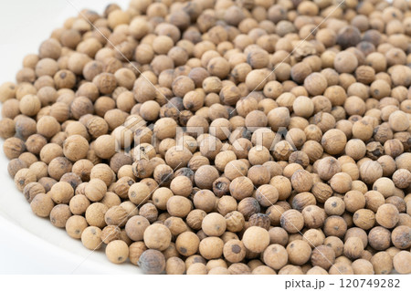 ホワイトペッパーのホールのクローズアップ 120749282