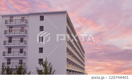 夕焼けに染まるマンション 夕焼けに染まるマンション 120749401