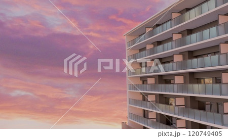夕焼けに染まるマンション 120749405