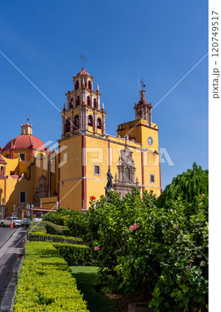 バシリカ教会(グアナフアト大聖堂)の外観 120749517