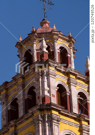 バシリカ教会(グアナフアト大聖堂)の外観 120749526