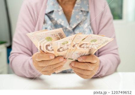Retired elderly woman counting coins money and worry about monthly expenses and treatment fee payment. 120749652