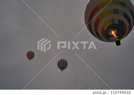 空に浮く気球達 空に浮く気球達 120749938