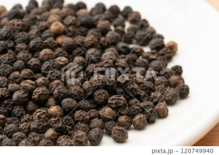ブラックペッパーのホールのクローズアップ ブラックペッパーのホールのクローズアップ 120749940