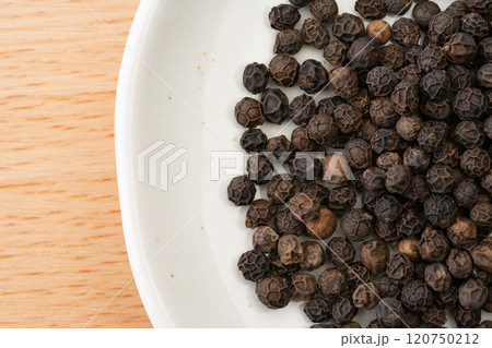 ブラックペッパーのホールのクローズアップ 120750212