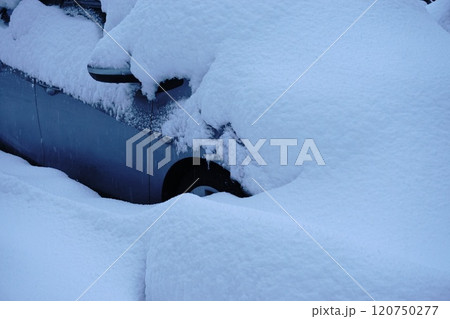 雪に埋もれた車 120750277