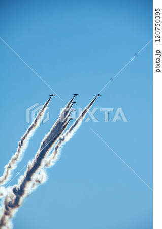 ブルーインパルスの曲芸飛行　(愛知県豊田市上空2024年11月21日) 120750395