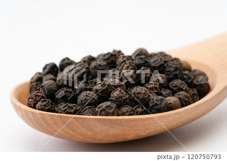 木のスプーンに載せたブラックペッパーのホールのクローズアップ 120750793