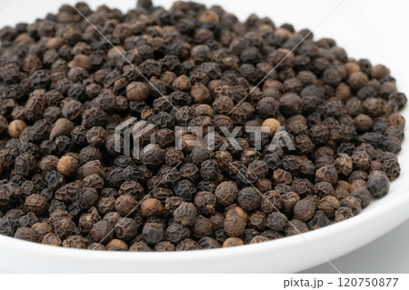 ブラックペッパーのホールのクローズアップ 120750877