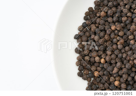 ブラックペッパーのホールのクローズアップ 120751001