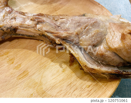 マグロのカマ焼き マグロのカマ焼き 120751061