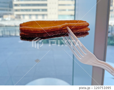 シナモンシュガーのチュロス サクサクの揚げ菓子 120751095