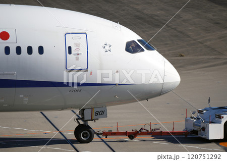 離陸前の旅客機 離陸前の旅客機 120751292