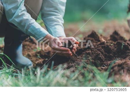 土を見る農家 土を見る農家 120751605
