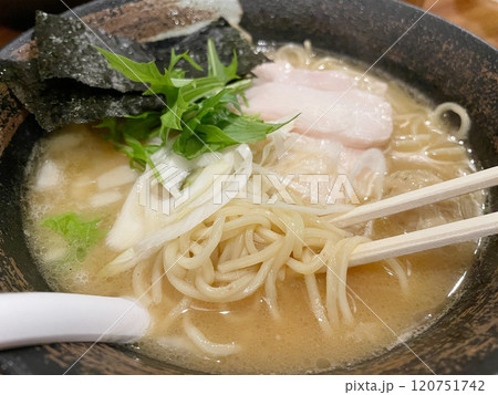 濃厚鶏白湯ラーメン クリーミーな鶏スープのラーメン 濃厚鶏白湯ラーメン クリーミーな鶏スープのラーメン 120751742
