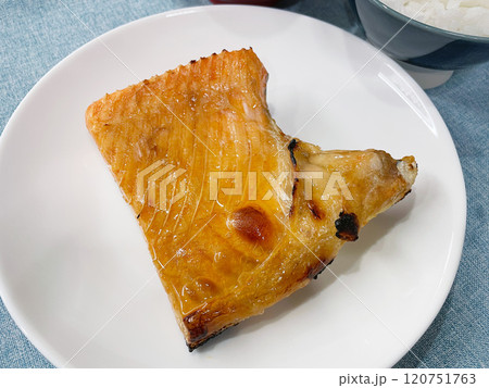 サーモンのハラス焼き 120751763