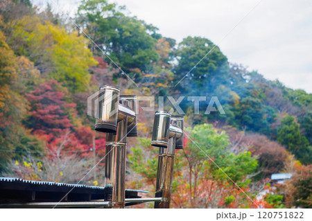 紅葉と煙突 120751822