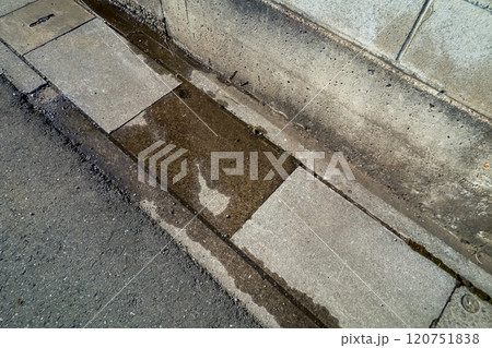 濡れる側溝フタ 120751838