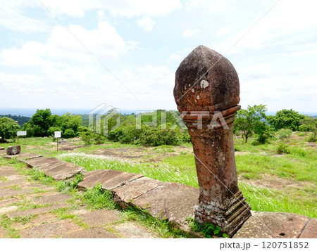 【カンボジア】プレアヴィヒア寺院の参道の景色 【カンボジア】プレアヴィヒア寺院の参道の景色 120751852