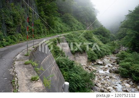 断崖絶壁を走る道 120752112