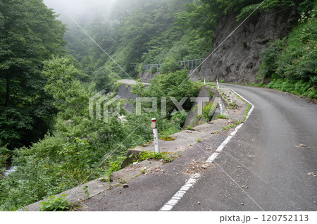断崖絶壁を走る道 120752113