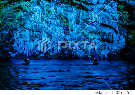 埼玉県・秩父　三十槌の氷柱 120752150