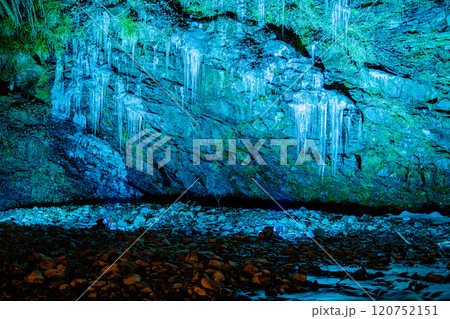 埼玉県・秩父　三十槌の氷柱 120752151