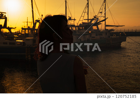 港の夕日と女性のシルエット 港の夕日と女性のシルエット 120752185