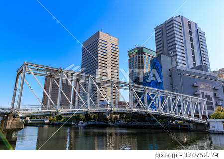 東京　品川区　天王洲アイルの都市風景　天王洲ふれあい橋 120752224