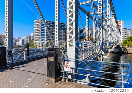 東京　品川区　天王洲アイルの都市風景　天王洲ふれあい橋 120752239