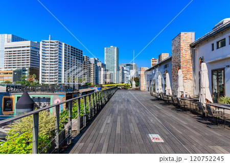 東京　品川区　天王洲アイルの都市風景　天王州アイル第三水辺広場（ボードウォーク） 120752245
