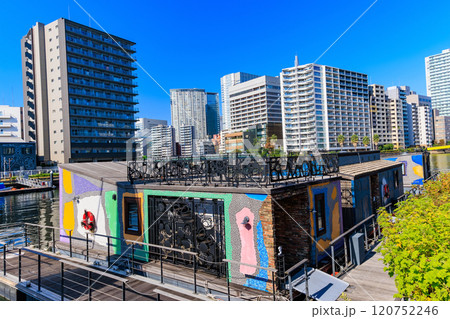 東京　品川区　天王洲アイルの都市風景　天王州アイル第三水辺広場（ボードウォーク） 120752246