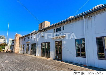 東京　品川区　天王洲アイルの都市風景　天王州アイル第三水辺広場（ボードウォーク） 120752247