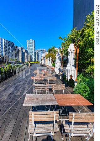 東京　品川区　天王洲アイルの都市風景　天王州アイル第三水辺広場（ボードウォーク） 120752252