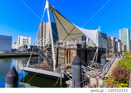 東京　品川区　天王洲アイルの都市風景　天王州アイル第三水辺広場（ボードウォーク） 120752253