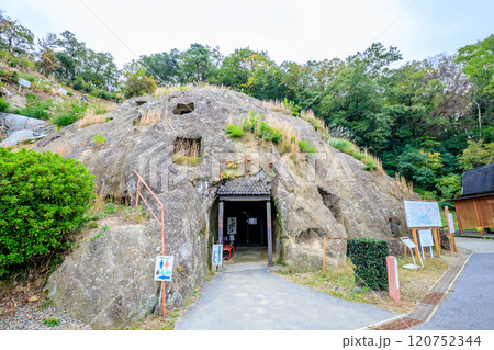 秋の吉見百穴　埼玉県吉見町 120752344