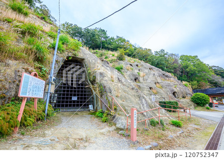 秋の吉見百穴　埼玉県吉見町 120752347