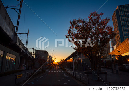 二子玉川駅周辺の住宅街の夜明け 120752681