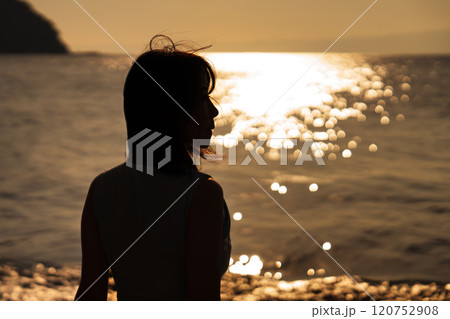 海の夕日と女性のシルエット 海の夕日と女性のシルエット 120752908