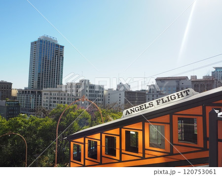 ロサンゼルスの中心地　ダウンタウンの街並み 120753061