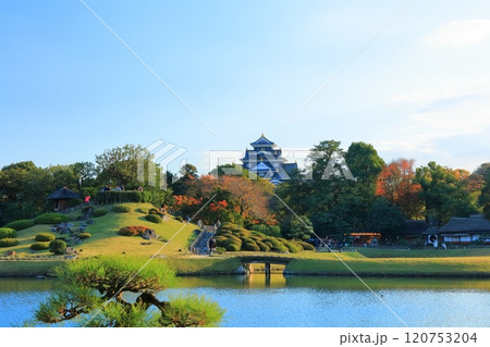 【岡山県】秋晴れの岡山後楽園（秋の幻想庭園） 120753204