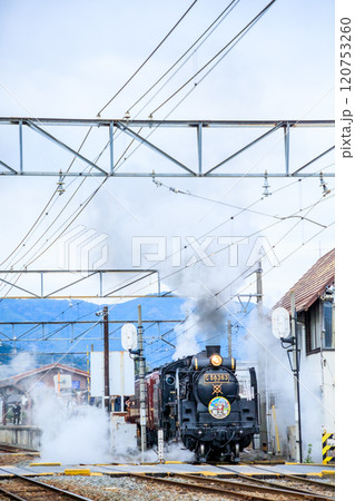 秩父鉄道　長瀞駅から発車する蒸気機関車C58　パレオ エクスプレス　埼玉県長瀞町 120753260
