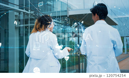 白衣を着た多国籍のグループと医療イメージ 120754254
