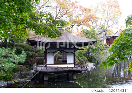 紅葉渓庭園の鳶魚閣(えんぎょかく) 紅葉渓庭園の鳶魚閣(えんぎょかく) 120754314