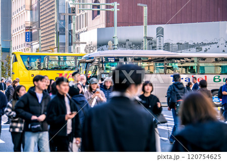 日本の東京都市景観 師走。外国人観光客らで賑わう銀座ホコ天。はとバスも走る。三愛解体や銀座六プ=1日 日本の東京都市景観 師走。外国人観光客らで賑わう銀座ホコ天。はとバスも走る。三愛解体や銀座六プ=1日 120754625