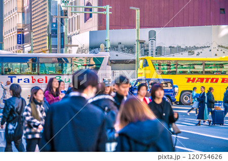 日本の東京都市景観　師走。外国人観光客らで賑わう銀座ホコ天。はとバスも走る。三愛解体や銀座六プ＝1日 120754626