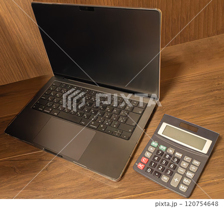 ノートパソコンと計算機 ノートパソコンと計算機 120754648